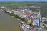 Foto udara suasana pembangunan Pelabuhan Patimban fase 1 dan 2 di Patimban, Subang, Jawa Barat, Rabu (30/4/2025). Pemerintah menargetkan proyek pengembangan Pelabuhan Patimban fase 1 dan 2 yang meliputi terminal mobil berkapasitas 600.000 completely build up (CBU) dan terminal kontainer berkapasitas 1,9 juta TEUs dengan anggaran mencapai Rp40 triliun selesai pada akhir kuartal IV 2025. ANTARA FOTO/Dedhez Anggara/agr