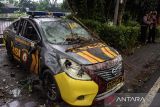 Kondisi mobil polisi yang rusak usai terjadi kericuhan di Bandung, Jawa Barat, Kamis (1/5/2025). Personel Polda Jabar membubarkan pengunjuk rasa setelah terjadinya kericuhan usai pelaksanaan aksi May Day. ANTARA FOTO/Novrian Arbi/agr
