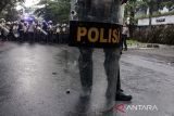 Anggota Kepolisian bersiap untuk membubarkan massa yang ricuh di Bandung, Jawa Barat, Kamis (1/5/2025). Personel Polda Jabar membubarkan pengunjuk rasa setelah terjadinya kericuhan usai pelaksanaan aksi May Day. ANTARA FOTO/Novrian Arbi/agr
