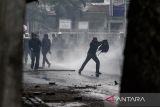Pengunjuk rasa melakukan perlawanan saat dibubarkan polisi di Bandung, Jawa Barat, Kamis (1/5/2025). Personel Polda Jabar membubarkan pengunjuk rasa setelah terjadinya kericuhan usai pelaksanaan aksi May Day. ANTARA FOTO/Novrian Arbi/agr
