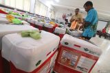 Petugas memberi tanda pada koper menggunakan kain saat pengumpulan koper jamaah calon haji di Gedung Pemkab Kediri, Jawa Timur, Rabu (30/4/2025). Sejumlah koper haji tersebut milik 754 jamaah calon haji gelombang pertama kloter 5 dan 6 dari Kabupaten Kediri yang akan diberangkatkan menuju Tanah Suci pada 2 Mei 2025 mendatang. ANTARA Jatim/Prasetia Fauzani/mas.