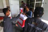 Sejumlah petugas menurunkan koper dari mobil boks saat pengumpulan koper jamaah calon haji di Gedung Pemkab Kediri, Jawa Timur, Rabu (30/4/2025). Sejumlah koper haji tersebut milik 754 jamaah calon haji gelombang pertama kloter 5 dan 6 dari Kabupaten Kediri yang akan diberangkatkan menuju Tanah Suci pada 2 Mei 2025 mendatang. ANTARA Jatim/Prasetia Fauzani/mas.