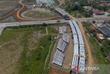 Foto udara suasana pembangunan jalan Tol akses Pelabuhan Patimban di Subang, Jawa Barat, Rabu (30/4/2025). Jalan Tol Akses Patimban di Kabupaten Subang sepanjang 37,05 km ini merupakan salah satu Proyek Strategis Nasional (PSN) dan ditargetkan rampung pada Akhir 2025. ANTARA FOTO/Dedhez Anggara/agr
