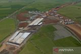 Foto udara suasana pembangunan jalan Tol akses Pelabuhan Patimban di Subang, Jawa Barat, Rabu (30/4/2025). Jalan Tol Akses Patimban di Kabupaten Subang sepanjang 37,05 km ini merupakan salah satu Proyek Strategis Nasional (PSN) dan ditargetkan rampung pada Akhir 2025. ANTARA FOTO/Dedhez Anggara/agr
