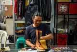 Perajin menyelesaikan produksi sepatu boots di rumah produksi Tegep Boots di Pasirluyu, Bandung, Jawa Barat, Rabu (30/4/2025). Tegep Boots yang berdiri pada Tahun 1997 tersebut memproduksi sepatu boots dengan bahan baku kulit telah memiliki pasar tetap di mancanegara seperti Inggris, Perancis, Hongkong dan Australia, dijual dari harga Rp3,5 juta hingga ratusan juta tergantung dari jenis bahan yang di produksi. ANTARA FOTO/Raisan Al Farisi/agr