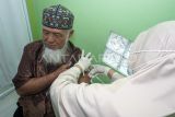 Seorang calon haji menerima suntikan vaksin polio di Puskesmas Gunung Samarinda, Balikpapan, Kalimantan Timur, Rabu (30/4/2025). Menjelang ibadah haji 2025, Pemerintah Indonesia mengikuti ketentuan Kementerian Kesehatan Arab Saudi dengan mewajibkan vaksinasi meningitis dan polio bagi seluruh jamaah serta petugas haji untuk mencegah penularan penyakit saat beribadah di Tanah Suci. Antara Kaltim/Aditya Nugroho/mrh