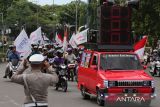 Massa membawa spanduk dan poster konvoi keliling kota saat menggelar aksi unjuk rasa memperingati Hari Buruh Internasional atau May Day 2025 di  Banda Aceh, Aceh, Kamis (1/5/2025). Dalam aksi damai yang mendapat pengawalan polisi itu,  mereka menuntut pemerintah membuka seluasnya lapangan kerja, mencegah pemutusan hubungan kerja (PHK) dan membentuk Satgas PHK serta  jaminan kesejahteraan. ANTARA FOTO/Ampelsa.