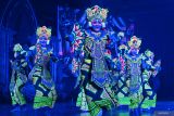 Sejumlah penari tampil pada Naluriku Menari di Denpasar, Bali, Selasa (29/4/2025). Kegiatan yang menampilkan berbagai garapan seni tari tradisional, kontemporer dan modern oleh sekitar 600 seniman itu diselenggarakan untuk merayakan Hari Tari Sedunia 2025. ANTARA FOTO/Fikri Yusuf/wsj.