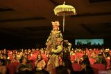 Penari melewati deretan kursi penonton saat tampil pada Naluriku Menari di Denpasar, Bali, Selasa (29/4/2025).  Kegiatan yang menampilkan berbagai garapan seni tari tradisional, kontemporer dan modern oleh sekitar 600 seniman itu diselenggarakan untuk merayakan Hari Tari Sedunia 2025. ANTARA FOTO/Fikri Yusuf/wsj.