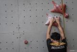 Atlet panjat tebing Indonesia Veddriq Leonardo mengikuti Pemusatan Latihan Nasional (Pelatnas) di Kota Bekasi, Jawa Barat, Rabu (30/4/2025). Pelatnas tersebut digelar untuk persiapan menghadapi International Federation of Sport Climbing (IFSC) Climbing World Cup 2025 di Bali pada 2-4 Mei dan Indonesia menurunkan sebanyak 31 atlet yang terbagi dalam dua kategori yakni speed climbing dan lead climbing. ANTARA FOTO/Bayu Pratama S/wsj.
