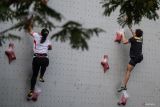 Atlet panjat tebing Indonesia Veddriq Leonardo (kanan) mengikuti Pemusatan Latihan Nasional (Pelatnas) di Kota Bekasi, Jawa Barat, Rabu (30/4/2025). Pelatnas tersebut digelar untuk persiapan menghadapi International Federation of Sport Climbing (IFSC) Climbing World Cup 2025 di Bali pada 2-4 Mei dan Indonesia menurunkan sebanyak 31 atlet yang terbagi dalam dua kategori yakni speed climbing dan lead climbing. ANTARA FOTO/Bayu Pratama S/wsj.