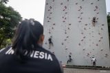 Atlet panjat tebing Indonesia Veddriq Leonardo (kanan) mengikuti Pemusatan Latihan Nasional (Pelatnas) di Kota Bekasi, Jawa Barat, Rabu (30/4/2025). Pelatnas tersebut digelar untuk persiapan menghadapi International Federation of Sport Climbing (IFSC) Climbing World Cup 2025 di Bali pada 2-4 Mei dan Indonesia menurunkan sebanyak 31 atlet yang terbagi dalam dua kategori yakni speed climbing dan lead climbing. ANTARA FOTO/Bayu Pratama S/wsj.