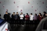 Pelatih panjat tebing Indonesia Hendra Basir (keempat kiri) memberikan arahan kepada atlet panjat tebing Indonesia saat Pemusatan Latihan Nasional (Pelatnas) di Kota Bekasi, Jawa Barat, Rabu (30/4/2025). Pelatnas tersebut digelar untuk persiapan menghadapi International Federation of Sport Climbing (IFSC) Climbing World Cup 2025 di Bali pada 2-4 Mei  dan Indonesia menurunkan sebanyak 31 atlet yang terbagi dalam dua kategori yakni speed climbing dan lead climbing. ANTARA FOTO/Bayu Pratama S/wsj.