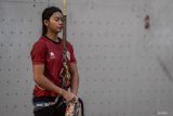 Atlet panjat tebing Indonesia Kadek Adi Asih mengikuti Pemusatan Latihan Nasional (Pelatnas) di Kota Bekasi, Jawa Barat, Rabu (30/4/2025). Pelatnas tersebut digelar untuk persiapan menghadapi International Federation of Sport Climbing (IFSC) Climbing World Cup 2025 di Bali pada 2-4 Mei dan Indonesia menurunkan sebanyak 31 atlet yang terbagi dalam dua kategori yakni speed climbing dan lead climbing. ANTARA FOTO/Bayu Pratama S/wsj.