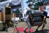 Pekerja mengangkat sekam bakar saat pelepasan ekspor perdana produk sekam bakar ke Belanda di Minaqu Indonesia, Bogor Nirwana Residence, Kota Bogor, Jawa Barat, Rabu (30/4/2025). Minaqu Indonesia secara resmi melepas ekspor perdana produk sekam bakar yang merupakan media tanam ramah lingkungan dengan jumlah mencapai 10 ton yang dikemas dalam 1500 kantong ke Belanda. ANTARA FOTO/Arif Firmansyah/foc.