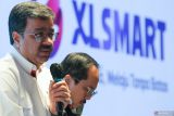 Presiden Direktur dan CEO XLSMART Rajeev Sethi (kiri) memberikan penjelasan saat sosialisasi XLSMART di Surabaya, Jawa Timur, Rabu (30/4/2025). Sosialisasi tersebut guna memperkenalkan XLSMART kepada masyarakat sehingga mampu meningkatkan pasar telekomunikasi di wilayah Jawa Timur dan sekitarnya. ANTARA Jatim/Didik Suhartono/mas.