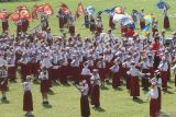 Pelajar memainkan pertunjukan drumband dalam pagelaran kolosal bertajuk Sang Wiyata Bhakti di Stadion Brantas, Kota Batu, Jawa Timur, Jumat (2/5/2025). Pagelaran kolosal dalam rangka memperingati Hari Pendidikan Nasional tersebut menampilkan berbagai pertunjukan antara lain drumband dan tari kolosal yang melibatkan sekitar seribu pelajar dari SD dan SMP setempat. Antara Jatim/Ari Bowo Sucipto/um