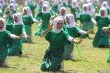 Pelajar membawakan tari kreasi baru dalam pagelaran kolosal bertajuk Sang Wiyata Bhakti di Stadion Brantas, Kota Batu, Jawa Timur, Jumat (2/5/2025). Pagelaran kolosal dalam rangka memperingati Hari Pendidikan Nasional tersebut menampilkan berbagai pertunjukan antara lain drumband dan tari kolosal yang melibatkan sekitar seribu pelajar dari SD dan SMP setempat. Antara Jatim/Ari Bowo Sucipto/um
