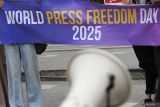 Sejumlah jurnalis membentangkan spanduk saat aksi memperingati Hari Kebebasan Pers Sedunia (World Press Freedom Day) di Surabaya, Jawa Timur, Jumat (2/5/2025). Aksi yang dilakukan oleh Aliansi Jurnalis Independen (AJI) Kota Surabaya bersama berbagai organisasi lainnya tersebut menyampaikan sejumlah aspirasi di antaranya mengecam setiap tindakan kekerasan yang dialami oleh jurnalis. Antara Jatim/Didik Suhartono/um