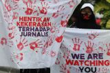 Sejumlah jurnalis membentangkan spanduk saat aksi memperingati Hari Kebebasan Pers Sedunia (World Press Freedom Day) di Surabaya, Jawa Timur, Jumat (2/5/2025). Aksi yang dilakukan oleh Aliansi Jurnalis Independen (AJI) Kota Surabaya bersama berbagai organisasi lainnya tersebut menyampaikan sejumlah aspirasi di antaranya mengecam setiap tindakan kekerasan yang dialami oleh jurnalis. Antara Jatim/Didik Suhartono/um