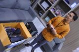 Koordinator Teknologi Informasi dan Komunikasi Pusat Ujian Tulis Berbasis Komputer Seleksi Nasional Berdasarkan Tes (UTBK SNBT) Prof. Bayu Taruna memperlihatkan barang bukti perangkat proxy saat rilis kecurangan UTBK SNBT 2025 di Universitas Jember, Jawa Timur, Jumat (2/5/2025). Panitia Pusat Seleksi Nasional Penerimaan Mahasiswa Baru (SNPMB) merilis terjadinya kecurangan UTBK SNBT yang melibatkan pegawai kampus untuk membantu pihak luar mengakses komputer peserta UTBK SNBT 2025 di Universitas Jember dengan ditemukannya perangkat proxy tersembunyi terdiri dari dua mini PC, 1 router, dan UPS dalam kardus printer. Antara Jatim/Seno/um 