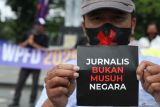 Seorang jurnalis membentangkan poster saat aksi memperingati Hari Kebebasan Pers Sedunia (World Press Freedom Day) di Surabaya, Jawa Timur, Jumat (2/5/2025). Aksi yang dilakukan oleh Aliansi Jurnalis Independen (AJI) Kota Surabaya bersama berbagai organisasi lainnya tersebut menyampaikan sejumlah aspirasi di antaranya mengecam setiap tindakan kekerasan yang dialami oleh jurnalis. Antara Jatim/Didik Suhartono/um
