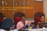 Ketua Pusat Ujian Tulis Berbasis Komputer Seleksi Nasional Berdasarkan Tes (UTBK SNBT) Prof. Slamin (tengah) saat rilis kecurangan UTBK SNBT 2025 di Universitas Jember, Jawa Timur, Jumat (2/5/2025). Panitia Pusat Seleksi Nasional Penerimaan Mahasiswa Baru (SNPMB) merilis terjadinya kecurangan UTBK SNBT yang melibatkan pegawai kampus untuk membantu pihak luar mengakses komputer peserta UTBK SNBT 2025 di Universitas Jember dengan ditemukannya perangkat proxy tersembunyi terdiri dari dua mini PC, 1 router, dan UPS dalam kardus printer. Antara Jatim/Seno/um 