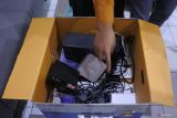Koordinator Teknologi Informasi dan Komunikasi Pusat Ujian Tulis Berbasis Komputer Seleksi Nasional Berdasarkan Tes (UTBK SNBT) Prof. Bayu Taruna memperlihatkan barang bukti perangkat proxy saat rilis kecurangan UTBK SNBT 2025 di Universitas Jember, Jawa Timur, Jumat (2/5/2025). Panitia Pusat Seleksi Nasional Penerimaan Mahasiswa Baru (SNPMB) merilis terjadinya kecurangan UTBK SNBT yang melibatkan pegawai kampus untuk membantu pihak luar mengakses komputer peserta UTBK SNBT 2025 di Universitas Jember dengan ditemukannya perangkat proxy tersembunyi terdiri dari dua mini PC, 1 router, dan UPS dalam kardus printer. Antara Jatim/Seno/um 