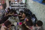 Siswa menyantap hidangan makan bergizi gratis (MBG) di SD Negeri Banjarsari 5, Kota Serang, Banten, Jumat (2/5/2025). Kementerian Keuangan mencatat realisasi anggaran untuk program makan bergizi gratis hingga 29 April 2025 mencapai Rp2,3 triliun dengan jumlah penerima manfaat sebanyak 3,265 juta orang. ANTARA FOTO/Angga Budhiyanto/gp