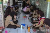 Siswa menyantap hidangan makan bergizi gratis (MBG) di SD Negeri Banjarsari 5, Kota Serang, Banten, Jumat (2/5/2025). Kementerian Keuangan mencatat realisasi anggaran untuk program makan bergizi gratis hingga 29 April 2025 mencapai Rp2,3 triliun dengan jumlah penerima manfaat sebanyak 3,265 juta orang. ANTARA FOTO/Angga Budhiyanto/gp