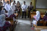 Gubernur Banten Andra Soni (kedua kanan) meninjau kegiatan belajar mengajar saat peluncuran program SMA, SMK dan SKh swasta gratis di SMAS YP Karya, Cipondoh, Kota Tangerang, Banten, Jumat (2/5/2025). Pemerintah Provinsi Banten meluncurkan program tersebut bertepatan dengan Hari Pendidikan Nasional untuk memberikan kesempatan bagi pelajar yang tidak diterima di sekolah negeri agar bisa tetap melanjutkan pendidikan di sekolah swasta tanpa terbebani biaya. ANTARA FOTO/Putra M. Akbar/gp