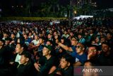 Warga mengikuti nonton bareng laga liga 1 antara Persib Bandung melawan Malut United di Kodam III Siliwangi, Bandung, Jawa Barat, Jumat (2/5/2025). Pemerintah Kota Bandung menggelar nonton bareng Persib Bandung melawan Malut united di 30 lokasi di Kota Bandung. ANTARA FOTO/Raisan Al Farisi/agr