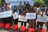 Sejumlah ahli waris menerima santunan jaminan kematian BPJS Ketenagakerjaan di Kota Kediri, Jawa Timur, Jumat (2/5/2025). BPJS Ketenagakerjaan Kantor Cabang Kediri menyerahkan santunan kematian kepada 12 ahli waris pekerja dengan 8 di antaranya pekerja rentan dan 4 orang perangkat RT/RW sekaligus memberikan beasiswa pendidikan dan jaminan hari tua kepada 2 orang pekerja segmen perusahaan. ANTARA Jatim/Prasetia Fauzani/mas.