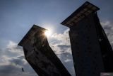 Kualifikasi Lead Putra IFSC Climbing World Cup Bali. Atlet panjat tebing Indonesia Ravianto Ramadhan menuruni papan panjat dinding usai mengikuti babak kualifikasi kategori lead putra seri ketiga IFSC Climbing World Cup 2025 di Pulau Peninsula, Nusa Dua, Bali, Jumat (2/5/2025). Dalam babak kualifikasi tersebut tiga atlet Indonesia Putra Tri Ramadani, Raviandi Ramadhan dan Muhammad Rizky Syahrafli Simatupang berhasil lolos ke babak semifinal. ANTARA FOTO/Bayu Pratama S/wsj.