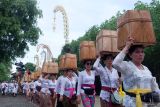 Sejumlah umat Hindu membawa benda-benda sakral saat ritual jelang Hari Raya Kuningan di Pura Sakenan, Denpasar, Bali, Jumat (2/5/2025). Ritual tersebut merupakan rangkaian dari upacara persembahyangan Hari Raya Kuningan sebagai perayaan kemenangan dharma (kebaikan) atas adharma (kejahatan). ANTARA FOTO/Nyoman Hendra Wibowo/wsj.
