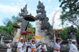 Sejumlah umat Hindu membawa benda-benda sakral saat ritual jelang Hari Raya Kuningan di Pura Sakenan, Denpasar, Bali, Jumat (2/5/2025). Ritual tersebut merupakan rangkaian dari upacara persembahyangan Hari Raya Kuningan sebagai perayaan kemenangan dharma (kebaikan) atas adharma (kejahatan). ANTARA FOTO/Nyoman Hendra Wibowo/wsj.