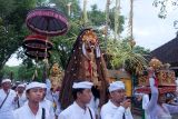 Sejumlah umat Hindu membawa benda-benda sakral saat ritual jelang Hari Raya Kuningan di Pura Sakenan, Denpasar, Bali, Jumat (2/5/2025). Ritual tersebut merupakan rangkaian dari upacara persembahyangan Hari Raya Kuningan sebagai perayaan kemenangan dharma (kebaikan) atas adharma (kejahatan). ANTARA FOTO/Nyoman Hendra Wibowo/wsj.