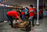 Petugas menimbang sampah daur ulang milik warga saat bazaar belanja dengan sampah daur ulang di Kantor Kecamatan Kiaracondong, Bandung, Jawa Barat, Sabtu (3/5/2025). Pemerintah Kota Bandung bersama Bank Sampah Great Bandung menggelar bazaar belanja untuk warga yang ingin belanja sembako dan pakaian dengan menukarkan sampah daur ulang guna mengurangi sampah anorganik di Kota Bandung. ANTARA FOTO/Raisan Al Farisi/agr

