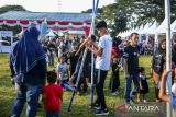 Seorang anak mencoba permainan tradisional egrang di Alun-alun Rangkasbitung, Lebak, Banten, Jumat (2/5/2025). Kegiatan tersebut bertujuan untuk melestarikan permainan tradisional sekaligus mengasah ketangkasan dengan mengenalkan sejumlah permainan tradisional terhadap anak-anak dan diharapkan dapat mengurangi penggunaan gawai. ANTARA FOTO/Muhammad Bagus Khoirunas/gp