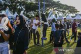Seorang anak mencoba permainan tradisional egrang di Alun-alun Rangkasbitung, Lebak, Banten, Jumat (2/5/2025). Kegiatan tersebut bertujuan untuk melestarikan permainan tradisional sekaligus mengasah ketangkasan dengan mengenalkan sejumlah permainan tradisional terhadap anak-anak dan diharapkan dapat mengurangi penggunaan gawai. ANTARA FOTO/Muhammad Bagus Khoirunas/gp