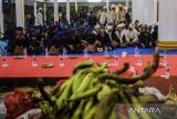 Warga Suku Badui mengikuti ritual tradisi Seba Badui di Pendopo Bupati Lebak, Banten, Jumat (2/5/2025). Tradisi ritual Seba Badui yang diikuti sebanyak 1.750 warga Suku Badui tersebut merupakan tradisi tahunan yang digelar sebagai bentuk syukur atas hasil panen melimpah dan menjalin silaturahmi antara lembaga adat Suku Badui dan pemerintah. ANTARA FOTO/Muhammad Bagus Khoirunas/gp