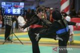 Dua peserta bertarung saat pertandingan Silat Benteng Cisadane Championship di Mall Balekota, Kota Tangerang, Banten, Sabtu (3/5/2025). Kejuaraan yang diikuti 1.345 peserta dari berbagai perguruan pencak silat itu sebagai upaya untuk menjaring atlet-atlet muda dan melestarikan seni bela diri tradisional khas Indonesia. ANTARA FOTO/Putra M. Akbar/gp