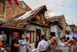 Warga beraktivitas di depan rumah tidak layak huni (Rutilahu) di Pagarsih, Bandung, Jawa Barat, Sabtu (3/5/2025). Pemerintah Kota Bandung menargetkan sebanyak 501 rutilahu di empat kecamatan dan tujuh kelurahan di Kota Bandung akan di revonasi yang rencananya akan selesai pada akhir tahun 2025. ANTARA FOTO/Raisan Al Farisi/agr