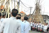 Warga saling menyatukan tongkat saat mengikuti tradisi Mekotek di kawasan Munggu, Badung, Bali, Sabtu (3/5/2025). Tradisi saat Hari Raya Kuningan itu diikuti ribuan warga setempat untuk menolak bala dan memohon keselamatan. ANTARA FOTO/Fikri Yusuf/wsj.