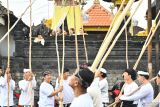 Warga berkeliling kampung dengan membawa tongkat kayu saat mengikuti tradisi Mekotek di kawasan Munggu, Badung, Bali, Sabtu (3/5/2025). Tradisi saat Hari Raya Kuningan itu diikuti ribuan warga setempat untuk menolak bala dan memohon keselamatan. ANTARA FOTO/Fikri Yusuf/wsj.