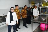 Wakil Badan Percepatan Pengentasan Kemiskinan (BP Taskin) Nanik S Deyang (kiri), Deputi Penyediaan dan Penyaluran Badan Gizi Nasional (BGN) Brigjen (Purn) Suardi Samiran (ketiga kiri), Bupati Madiun Hari Wuryanto (kedua kiri) dan sejumlah pejabat daerah meninjau dapur saat peluncuran Dapur Makanan Bergizi Gratis (MBG) Satuan Pelayanan dan Pemenuhan Gizi (SPPG) Kalilumbu, Desa Sidorejo, Kebonsari, Kabupaten Madiun, Jawa Timur, Jumat (2/5/2025). Badan Gizi Nasional meluncurkan dua dapur MBG di desa tersebut dengan kemampuan produksi 3.000-3.500 porsi MBG per dapur per hari dan mulai beroperasi Mei 2025. Antara Jatim/Siswowidodo/mas.