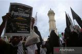 Sejumlah demonstran dari berbagai elemen masyarakat membawa poster dan spanduk  saat aksi unjuk rasa  bela Palestina di kawasan Masjid Raya Baiturrahman Banda Aceh, Aceh, Minggu (4/5/2025).  Sekitar dua ribu masyarakat dari berbagai daerah yang menggelar aksi damai itu mendesak negara negara yang tergabung dalam Organisasi Kerjasama Islam (OKI) dan PBB mengehentikan kekejaman Israel terhadap warga Gaza dan menuntut kemerdekaan untuk  Palestina. ANTARA FOTO/Ampelsa.