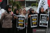Anggota Polisi memberikan pengamanan terhadap demonstran saat berlangsung  aksi unjuk rasa bela Palestina di kawasan Masjid Raya Baiturrahman Banda Aceh, Aceh, Minggu (4/5/2025).  Sekitar dua ribu masyarakat dari berbagai daerah yang menggelar aksi damai itu mendesak negara negara yang tergabung dalam Organisasi Kerjasama Islam (OKI) dan PBB mengehentikan kekejaman Israel terhadap warga Gaza dan menuntut kemerdekaan untuk  Palestina. ANTARA FOTO/Ampelsa.