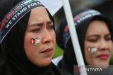 Sejumlah demonstran dari berbagai elemen masyarakat membawa poster dan spanduk  saat aksi unjuk rasa  bela Palestina di kawasan Masjid Raya Baiturrahman Banda Aceh, Aceh, Minggu (4/5/2025).  Sekitar dua ribu masyarakat dari berbagai daerah yang menggelar aksi damai itu mendesak negara negara yang tergabung dalam Organisasi Kerjasama Islam (OKI) dan PBB mengehentikan kekejaman Israel terhadap warga Gaza dan menuntut kemerdekaan untuk  Palestina. ANTARA FOTO/Ampelsa.