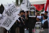 Sejumlah demonstran dari berbagai elemen masyarakat membawa poster dan spanduk  saat aksi unjuk rasa  bela Palestina di kawasan Masjid Raya Baiturrahman Banda Aceh, Aceh, Minggu (4/5/2025).  Sekitar dua ribu masyarakat dari berbagai daerah yang menggelar aksi damai itu mendesak negara negara yang tergabung dalam Organisasi Kerjasama Islam (OKI) dan PBB mengehentikan kekejaman Israel terhadap warga Gaza dan menuntut kemerdekaan untuk  Palestina. ANTARA FOTO/Ampelsa.